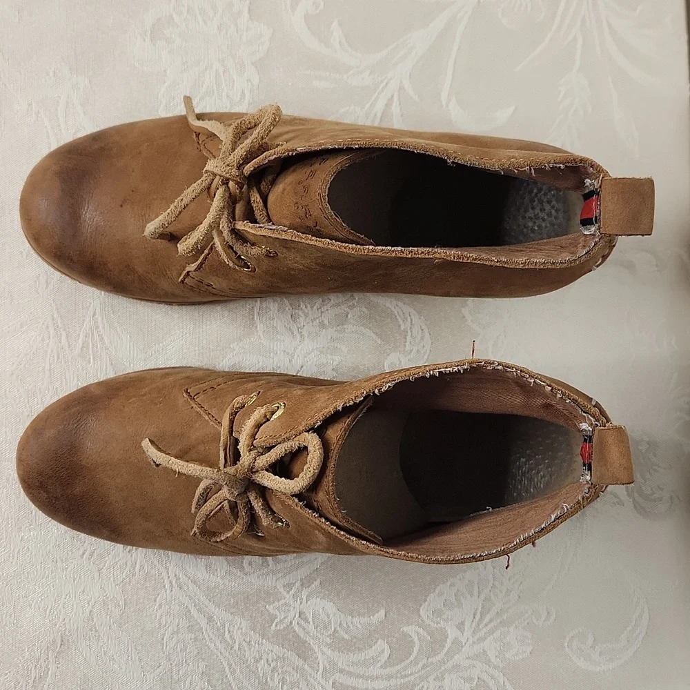 Sperry wedge leather lace-up ankle booties size 9
